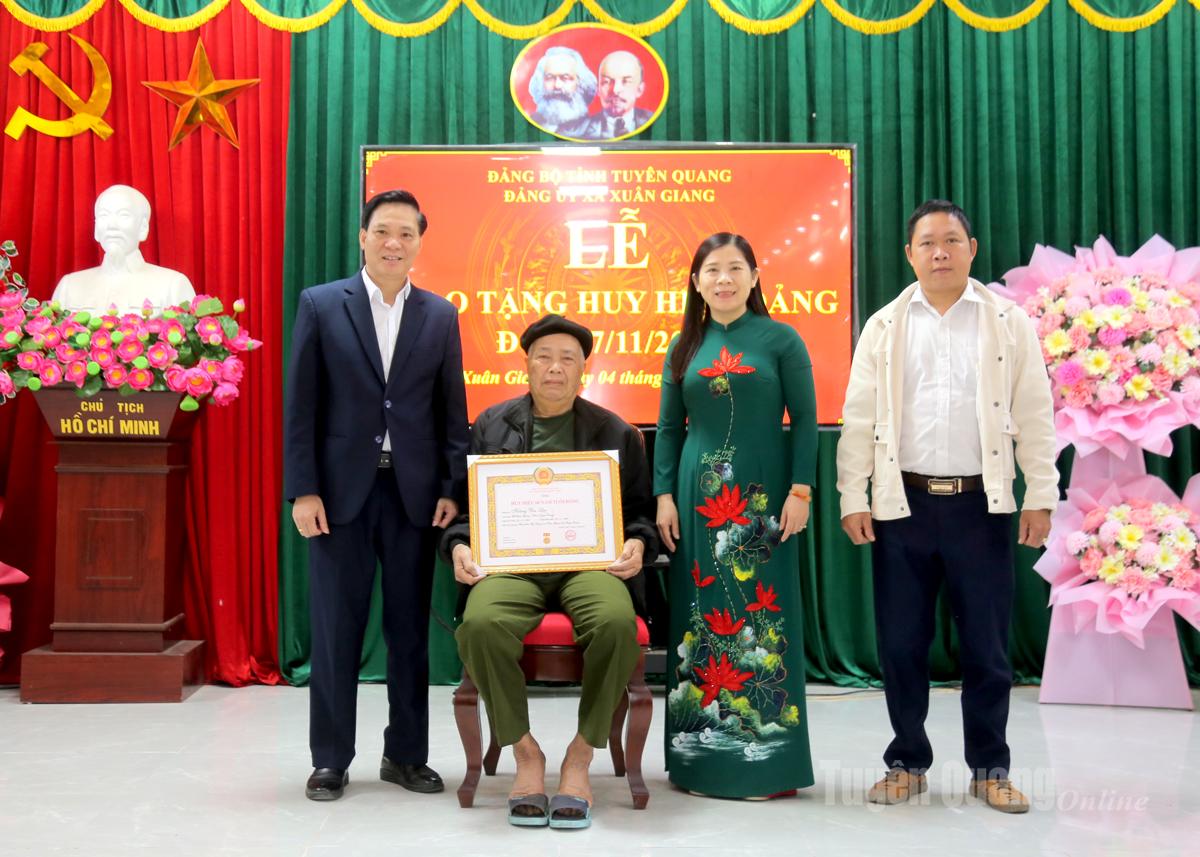 Nestleder i det provinsielle folkerådet Le Thi Thanh Tra og den stående komiteen i kommunepartiet tildelte partimedlemmet Hoang Van Lon 60-årsmerket for partiets medlemskap.