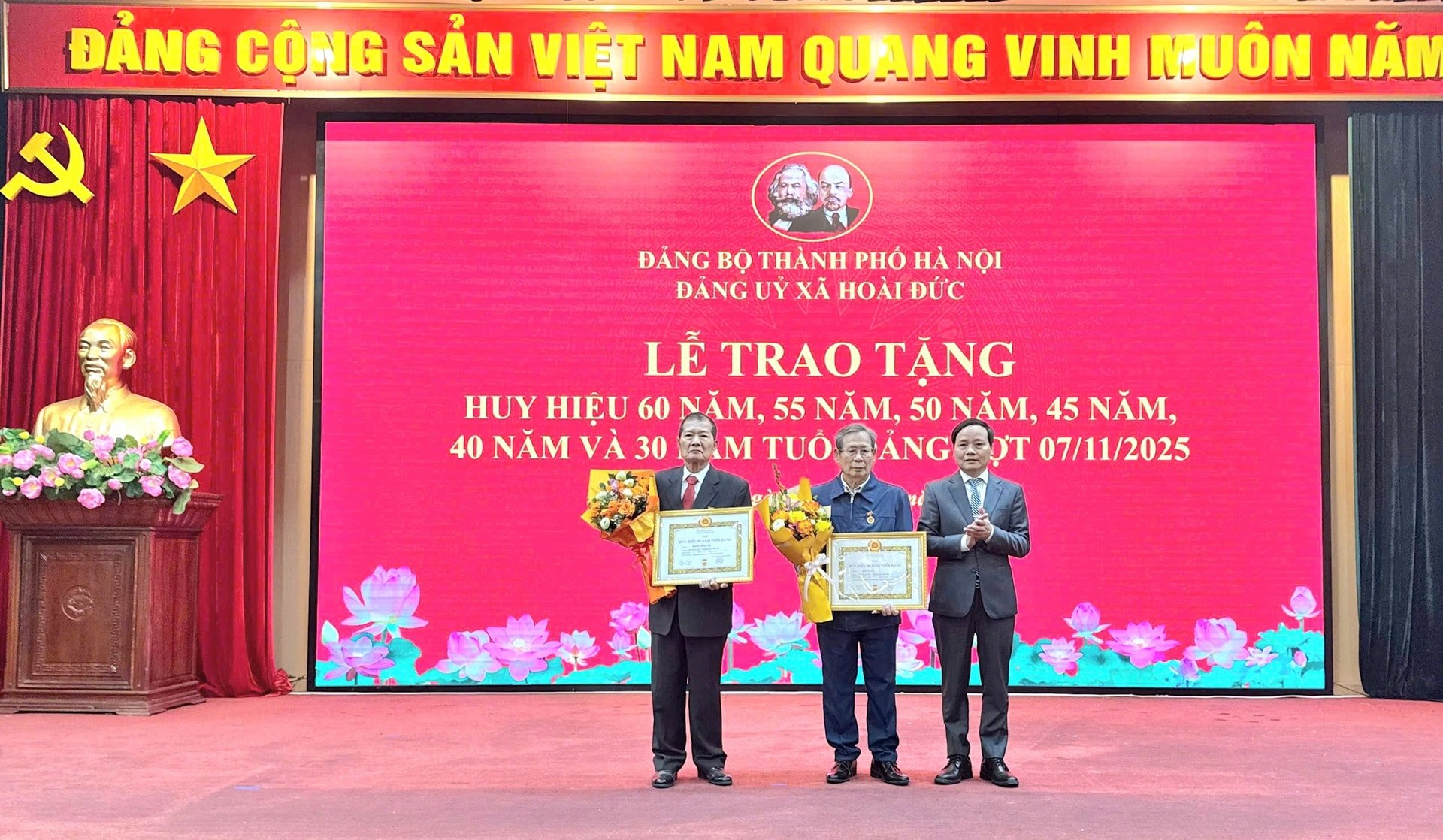 Đảng ủy xã Hoài Đức trao Huy hiệu Đảng đợt 7/11- Ảnh 2.