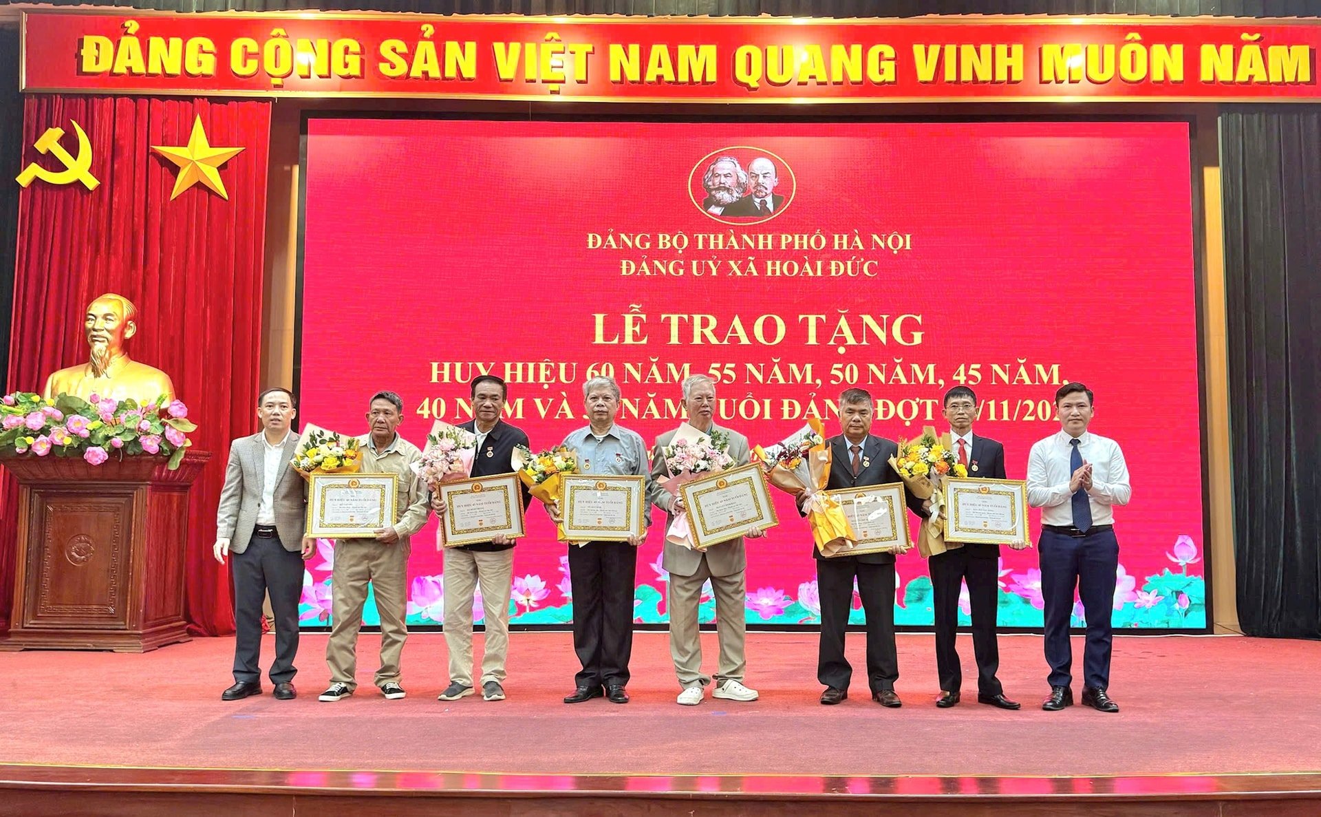 Đảng ủy xã Hoài Đức trao Huy hiệu Đảng đợt 7/11- Ảnh 3.