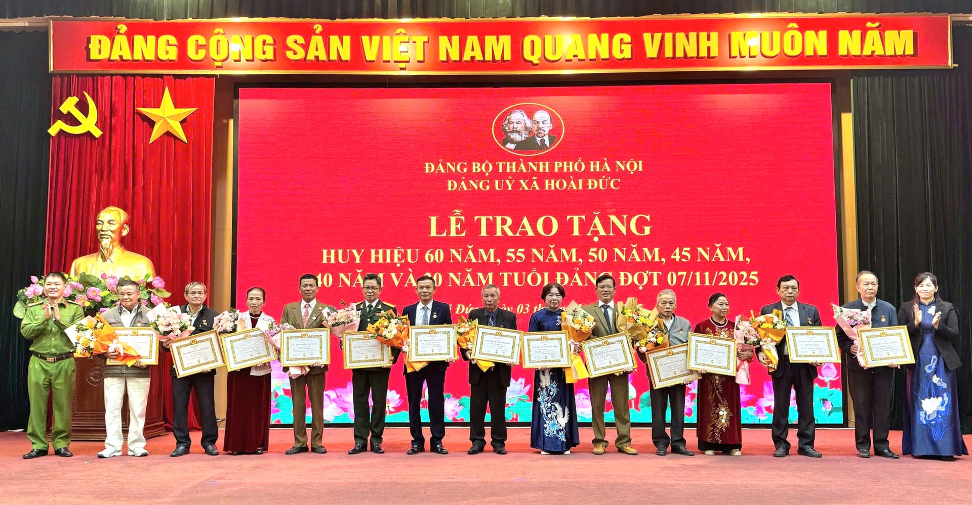 Đảng ủy xã Hoài Đức trao Huy hiệu Đảng đợt 7/11- Ảnh 4.
