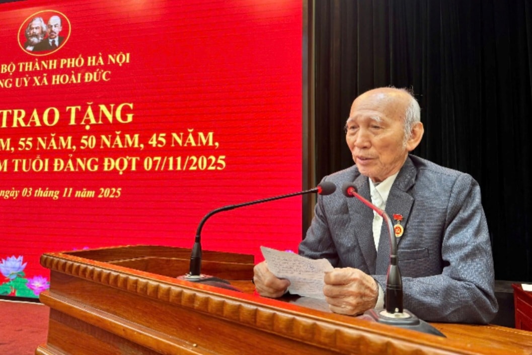 Đảng ủy xã Hoài Đức trao Huy hiệu Đảng đợt 7/11- Ảnh 5.