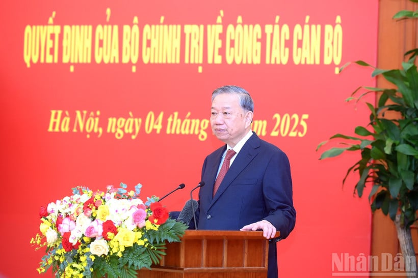 Generalsekreterare To Lam ger instruktioner och tilldelar uppgifter. (Foto: DANG KHOA)