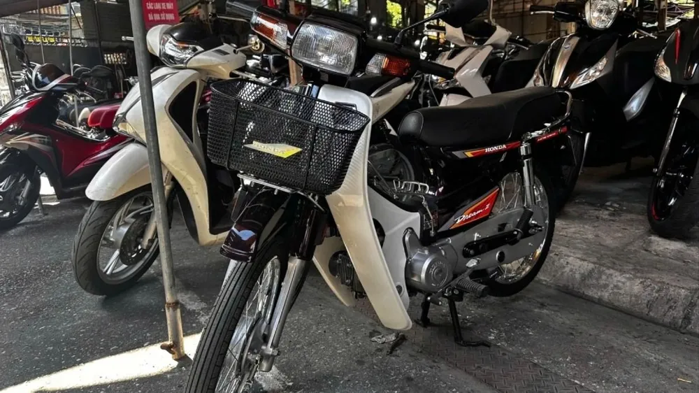 ម៉ូតូសាំងអាចបំប្លែងទៅជាម៉ូតូអគ្គិសនីដែលដំណើរការទាំងរបៀបសាំង និងអគ្គិសនី។ រូបថត៖ QUOC HUNG