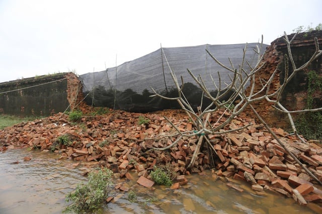 Lũ lụt làm sập tường Hoàng thành Huế - Ảnh 1.