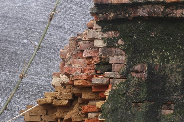 Lũ lụt làm sập tường Hoàng thành Huế - Ảnh 3.