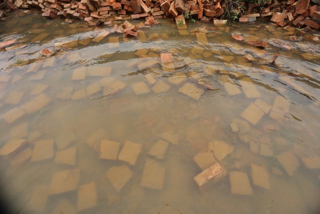 Lũ lụt làm sập tường Hoàng thành Huế - Ảnh 7.