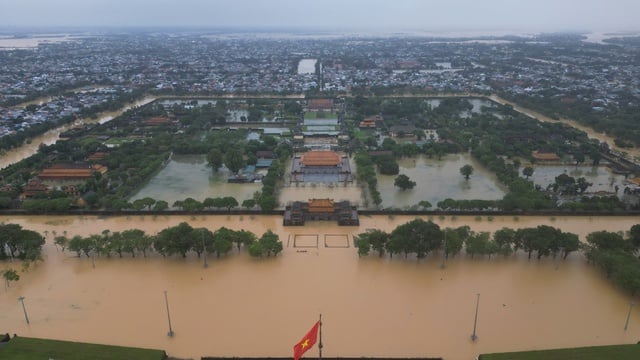 Lũ lụt làm sập tường Hoàng thành Huế - Ảnh 8.