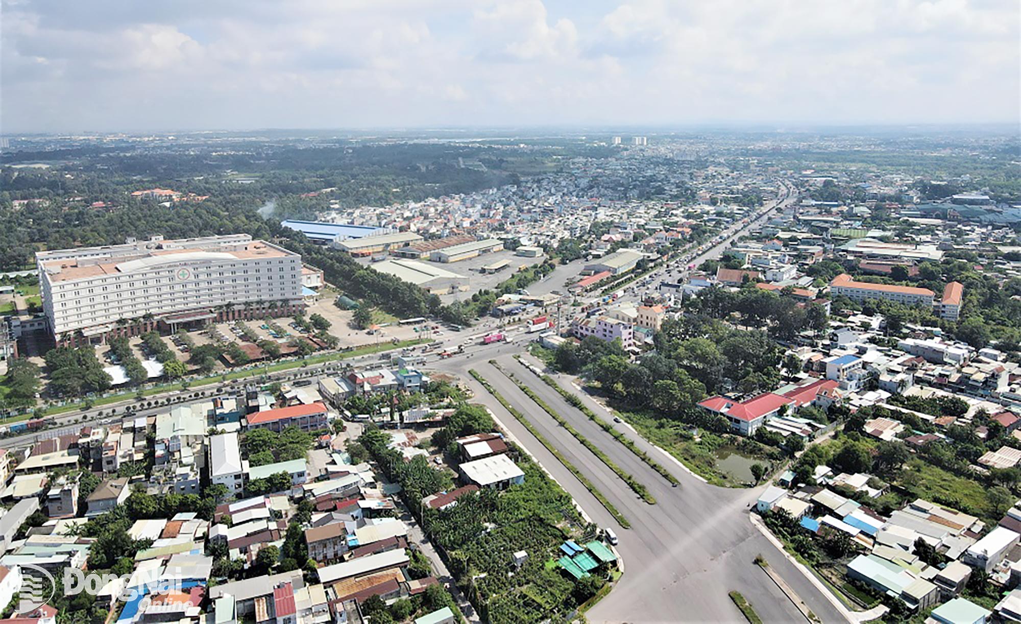 Krysset med riksvei 51 har fullført asfaltbetongbeleggsstrekningen som forbinder Huong Lo 2, og dreneringsstrekningen og veiutvidelsen bygges for tiden. Foto: Pham Tung