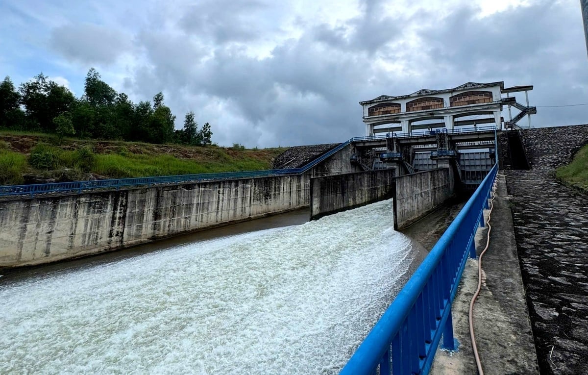 Озеро Суой Дау (Кханьхоа) проактивно регулює потік води, готуючись до шторму № 13. Фото: Кім Со. Hồ Suối Dầu (Khánh Hòa) đã chủ động điều tiết nước với lưu lượng để chuẩn bị ứng phó bão số 13. Ảnh: Kim Sơ.