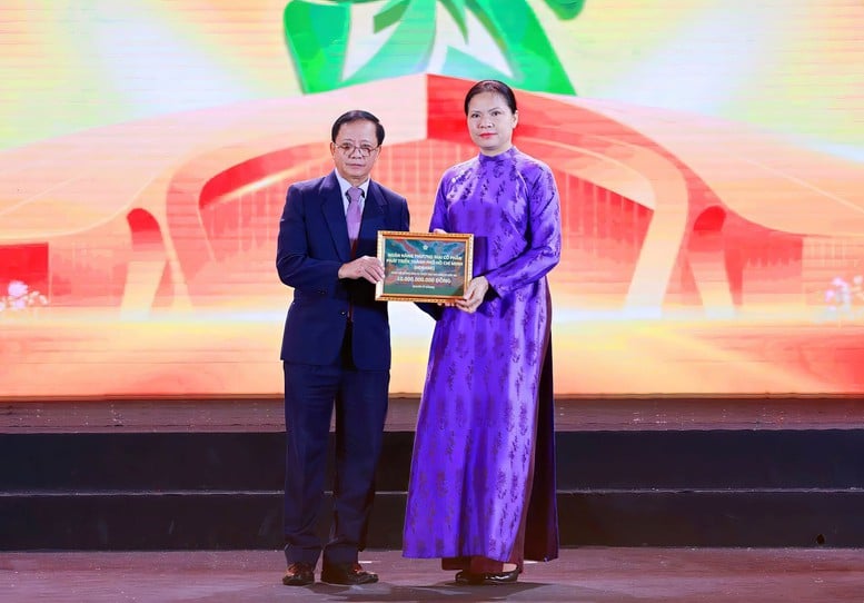 HDBank ចាប់ដៃជាមួយរដ្ឋាភិបាលជួយដល់ប្រជាពលរដ្ឋនៅតំបន់រងគ្រោះដោយទឹកជំនន់ - រូបថត ១.