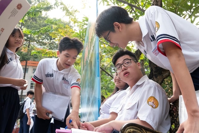 Bối rối với 'tiếng lóng', ngôn ngữ 'nửa Anh nửa Việt' của học sinh ngày nay - Ảnh 1.