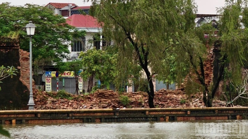Tembok runtuh jadi dari Imperial City anda boleh melihat deretan rumah di Jalan Dang Thai Than.