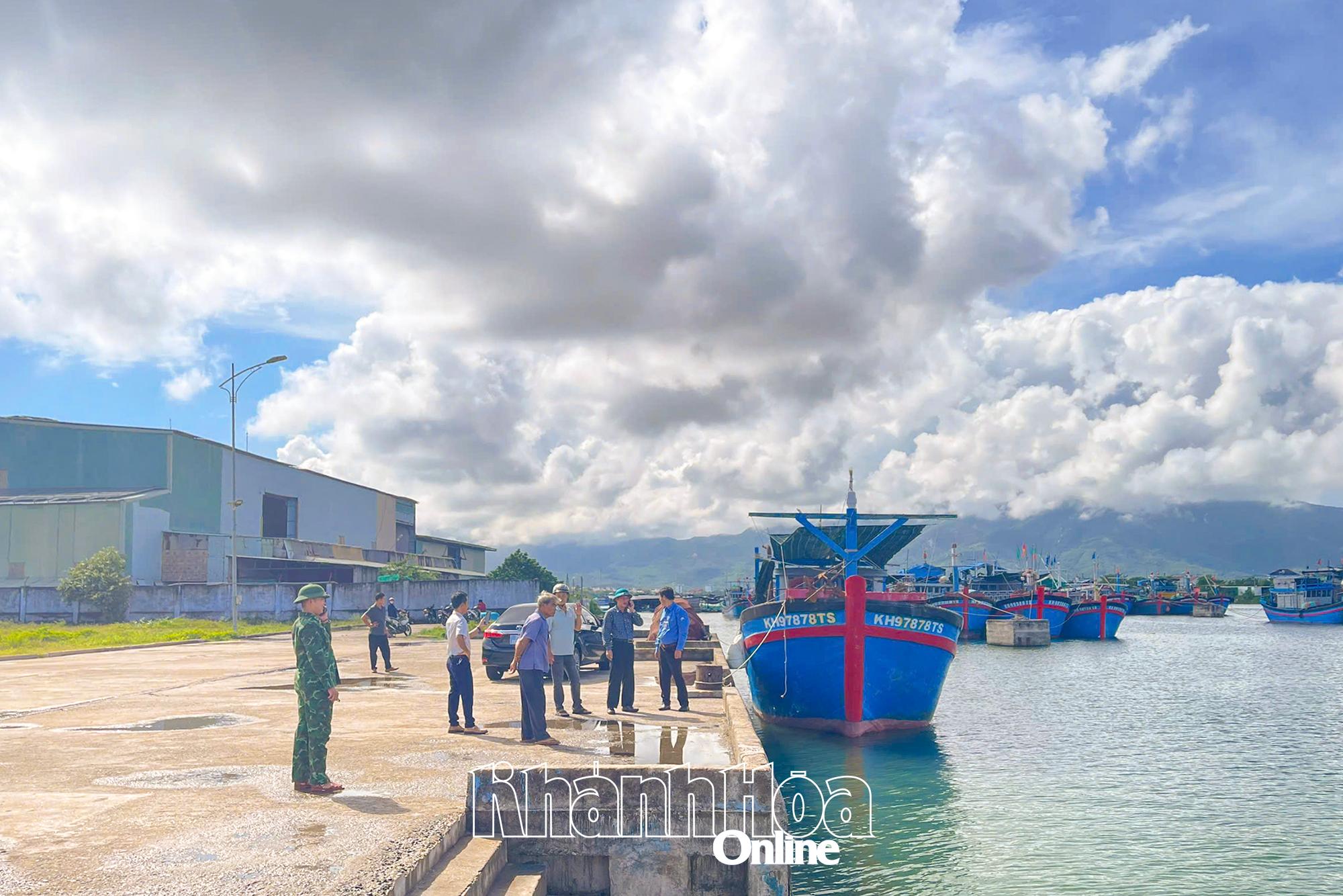 Kontroll av katastrofberedskap vid Ninh Hai Storm Shelter.
