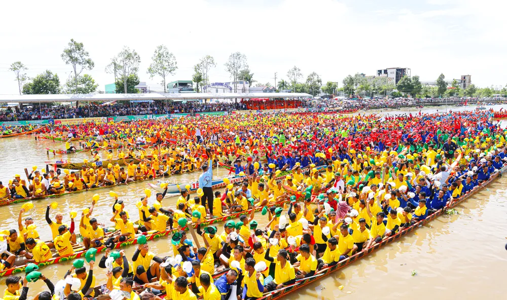 ນັກກິລານັບພັນຄົນໄດ້ເຕົ້າໂຮມກັນຢູ່ແມ່ນ້ຳ Maspéro (ນະຄອນ Can Tho) ເພື່ອເຂົ້າຮ່ວມການແຂ່ງຂັນ.