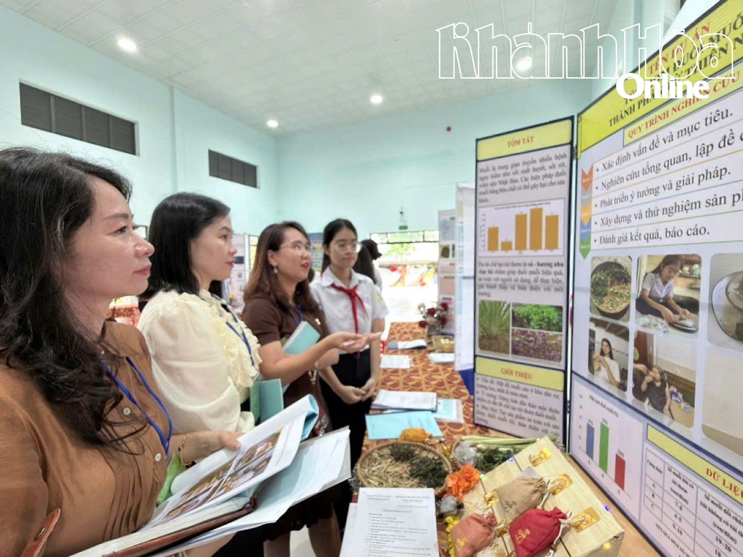 Os juízes avaliaram os projetos dos alunos.