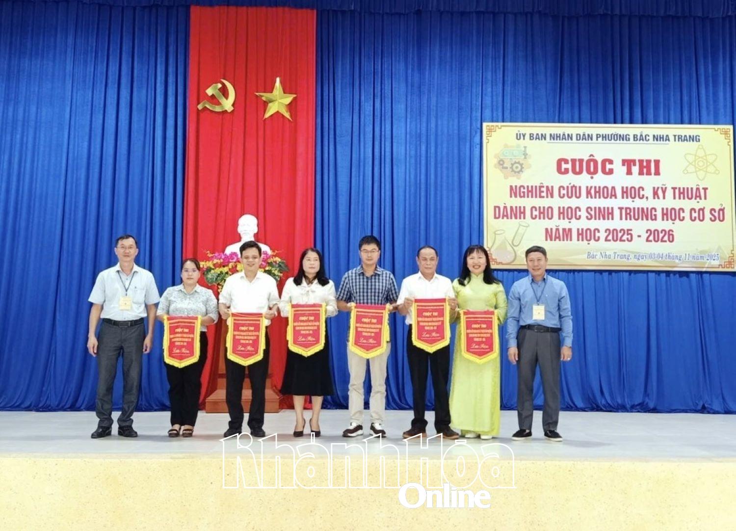 Os organizadores entregaram bandeiras comemorativas aos representantes das escolas.