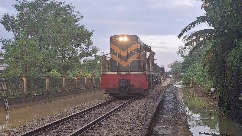 ផ្លូវរថភ្លើងខាងជើង-ខាងត្បូងឆ្លងកាត់ទីក្រុង Hue ត្រូវបានស្តារ និងបើកឡើងវិញ។