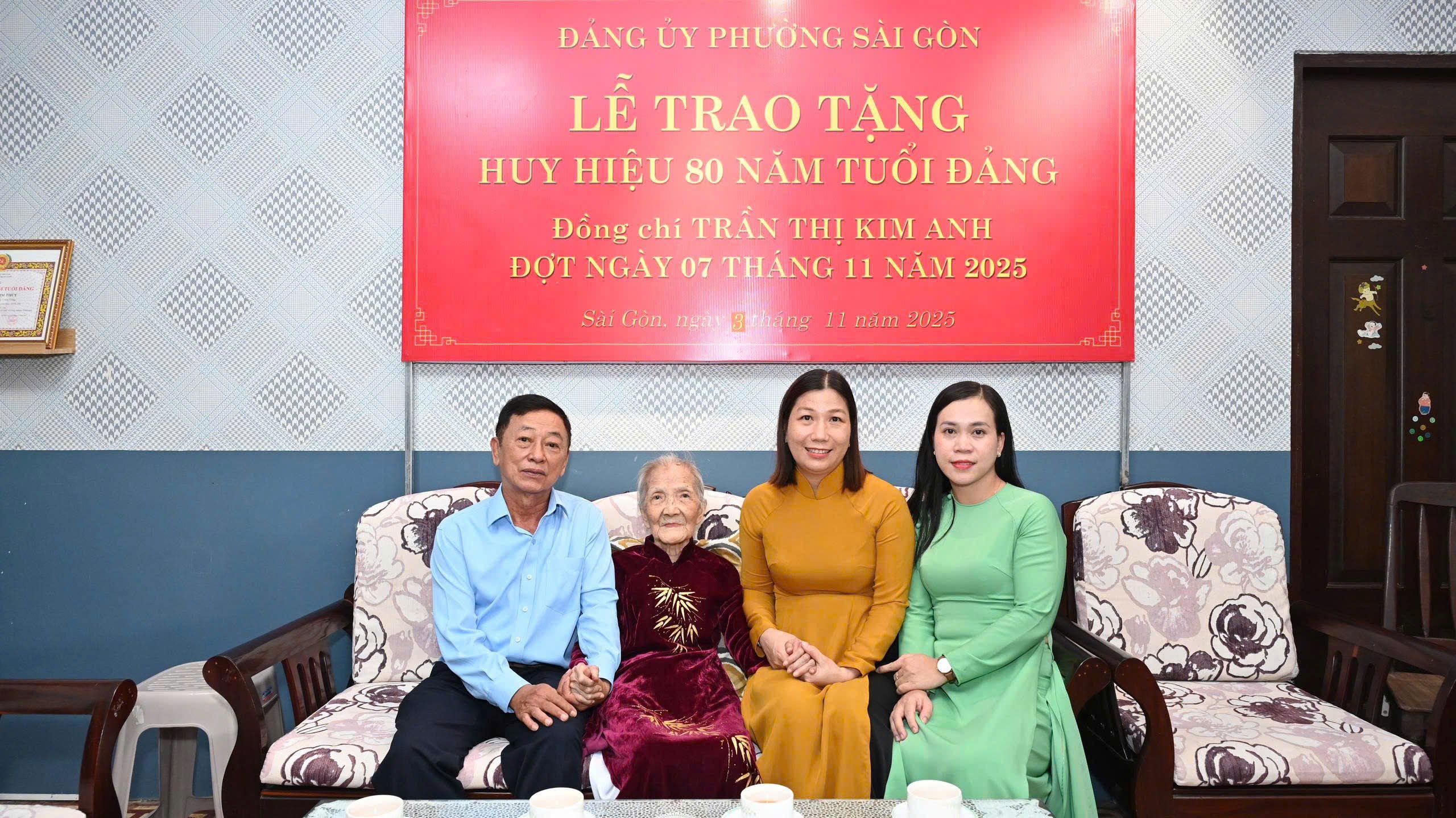 BÀ TRẦN THỊ KIM ANH – NGUYÊN PHÓ GIÁM ĐỐC BẢO TÀNG PHỤ NỮ NAM BỘ NHẬN HUY HIỆU 80 NĂM TUỔI ĐẢNG