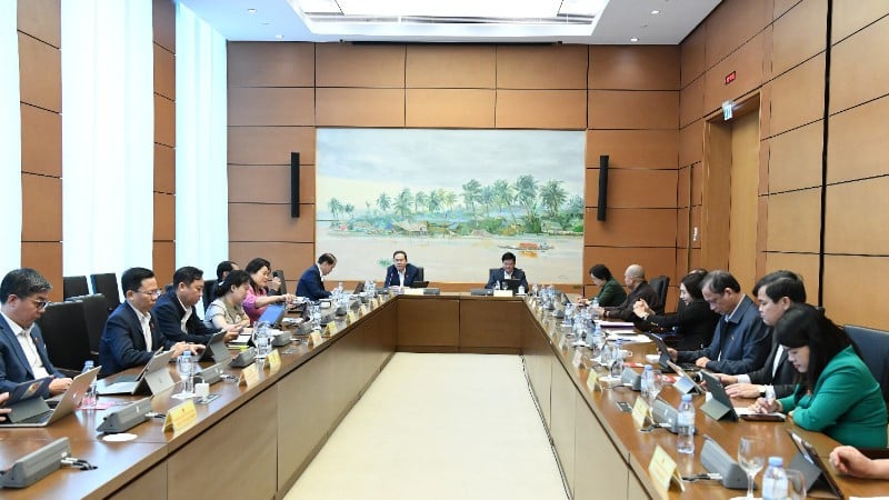 Posłowie Zgromadzenia Narodowego dyskutują w grupach nad projektem ustawy zmieniającej i uzupełniającej szereg artykułów ustawy o aktach sądowych. (Zdjęcie: DUY LINH)