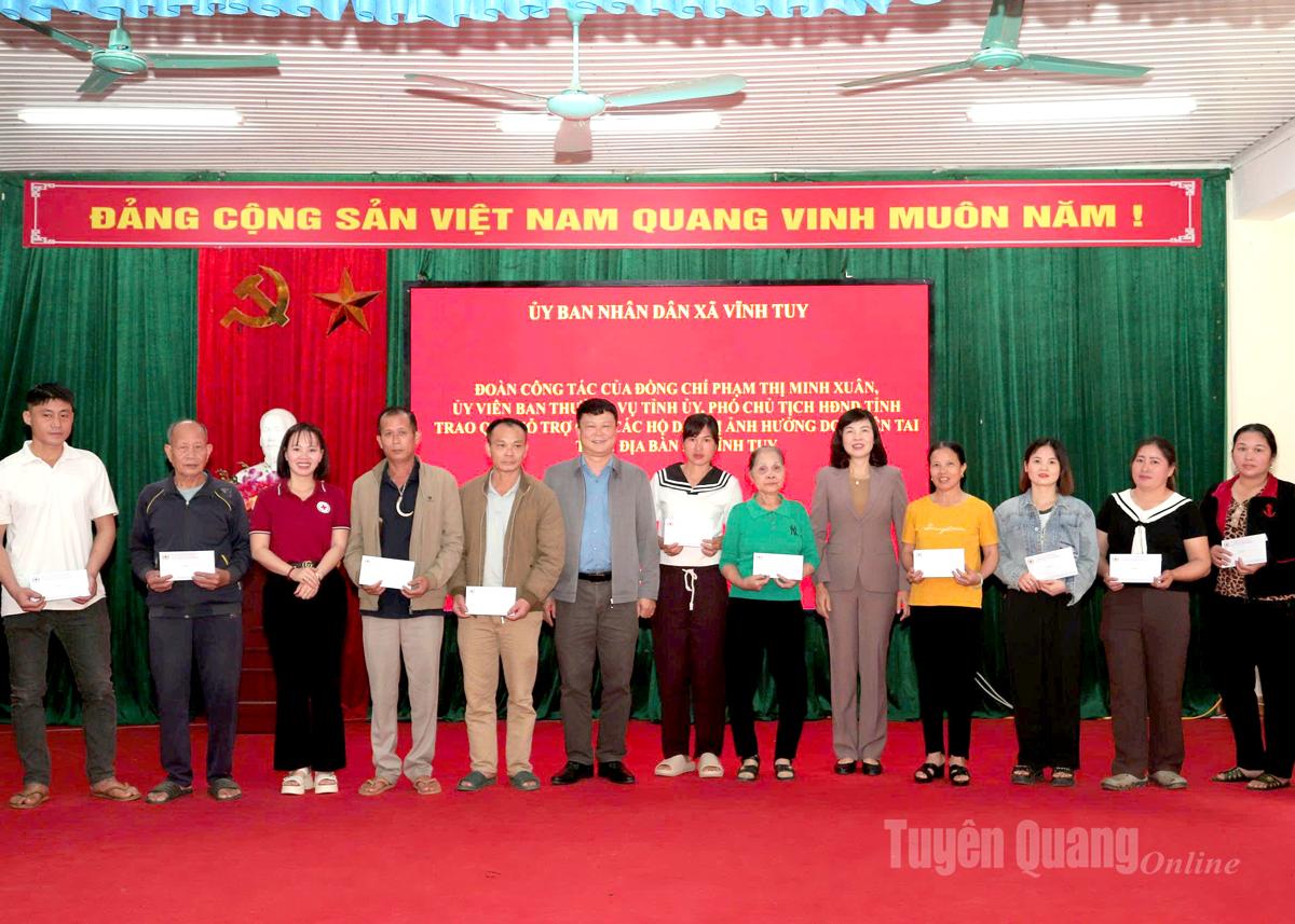 Místopředsedkyně Provinční lidové rady Pham Thi Minh Xuan předala podporu domácnostem v obci Vinh Tuy.