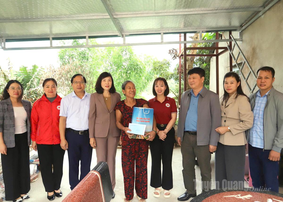 Soudruh Pham Thi Minh Xuan navštívil a předal dary rodině paní Le Thi Tham ve vesnici Binh Long v obci Vinh Tuy, postižené bouří č. 10.