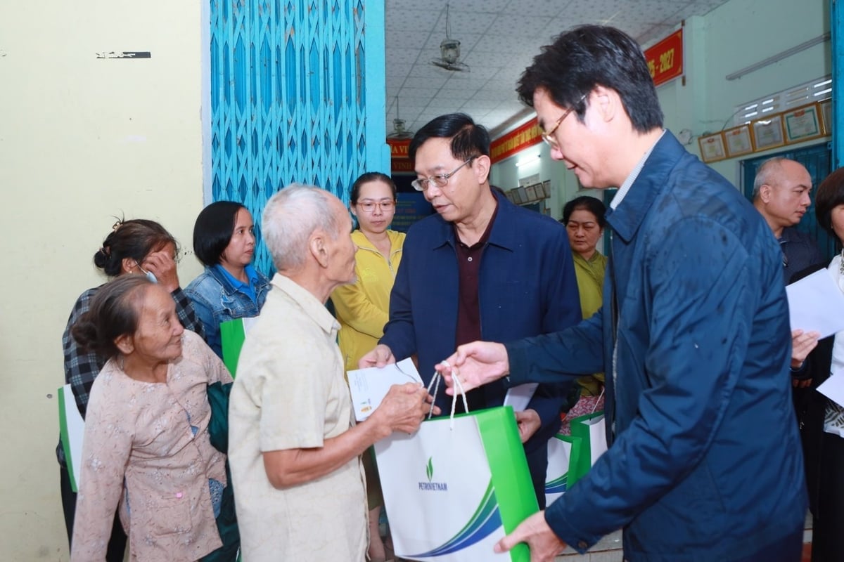 Đoàn hỗ trợ của Petrovietnam thăm hỏi, động viên và trao các phần quà cho đồng bào Đà Nẵng bị ảnh hưởng do mưa lũ. Ảnh: Petrovietnam.