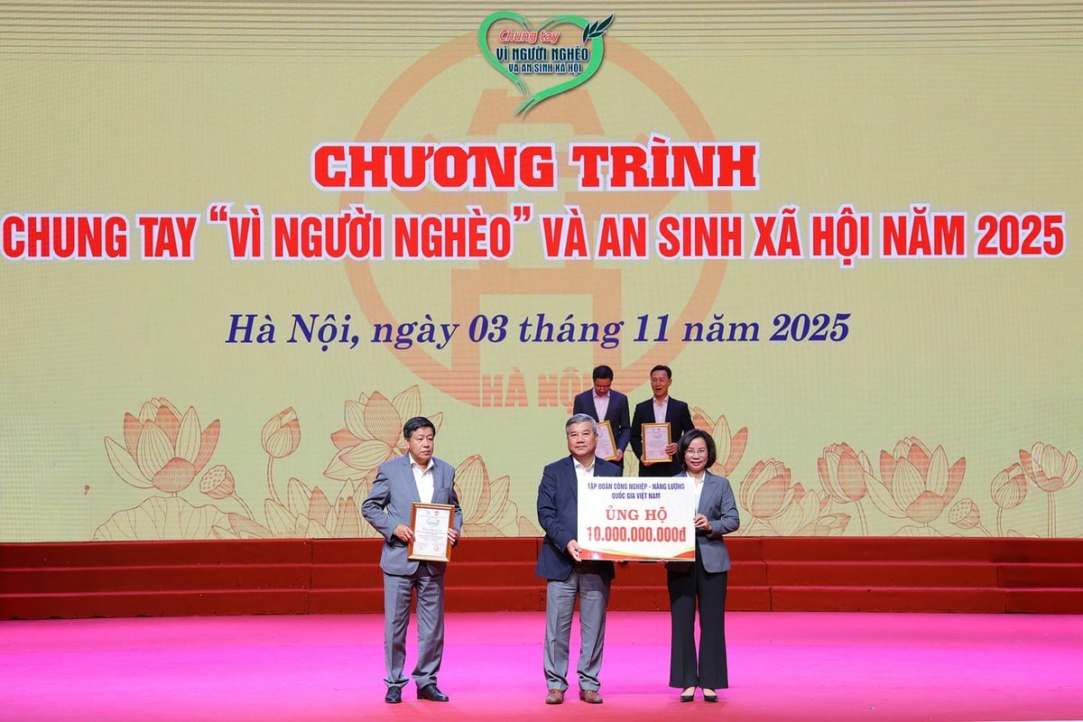 Phó Tổng Giám đốc Petrovietnam Đỗ Chí Thanh trao ủng hộ 10 tỷ đồng cho quỹ 'Vì người nghèo' thành phố Hà Nội. Ảnh: Petrovietnam.