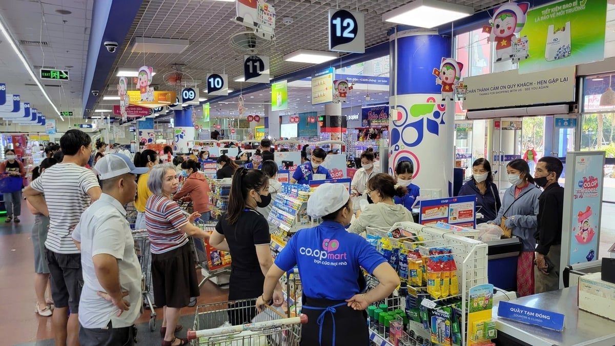 Người dân tấp nập mua hàng tại Co.opmart Quy Nhơn để dự trữ, ứng phó với bão số 13. Ảnh: V.Đ.T.