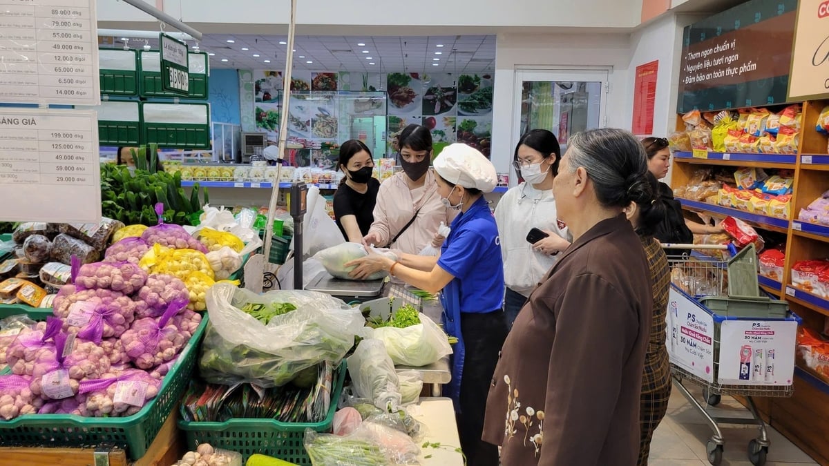 Nhóm hàng được người tiêu dùng mua nhiều tại Co.opmart Quy Nhơn là mỳ tôm, rau củ quả, trứng, xúc xích, đèn pin, đèn sạc. Ảnh: V.Đ.T.