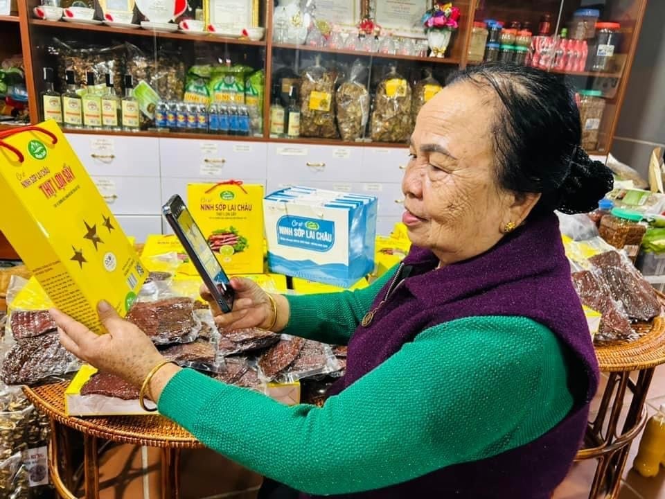 អ្នកប្រើប្រាស់ស្វែងយល់ និងជ្រើសរើសផលិតផល Lai Chau OCOP។ រូបថត៖ H.C. Người tiêu dùng tìm hiểu, lựa chọn sản phẩm OCOP Lai Châu. Ảnh: H.C.