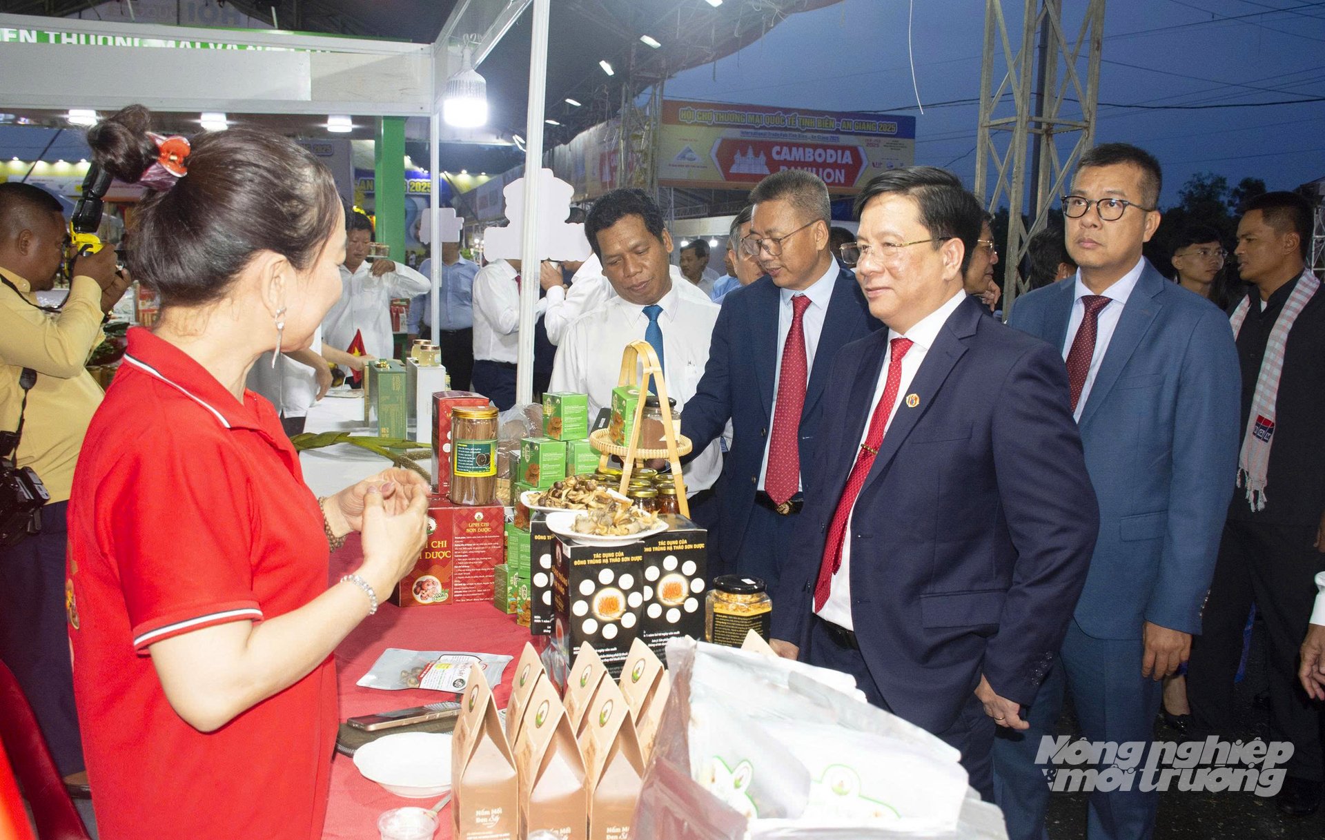 호반뭉 안장성 인민위원회 위원장이 2024년 말 안장성 틴비엔 박람회에서 OCOP 제품을 둘러보고 있다. 사진: 레 황부. Ông Hồ Văn Mừng, Chủ tịch UBND tỉnh An Giang tham quan sản phẩm OCOP tại hội chợ Tịnh Biên, tỉnh An Giang cuối năm 2024. Ảnh: Lê Hoàng Vũ.