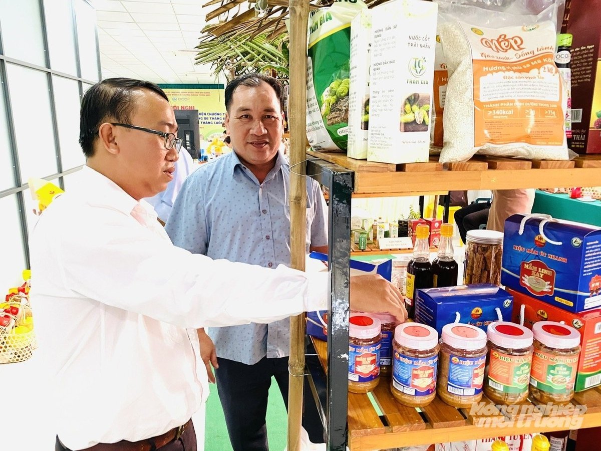 대표단은 메콩 삼각주 OCOP 포럼 2025의 틀 안에서 전시된 OCOP 제품과 안장의 대표적인 제품을 방문하여 알아보고 있습니다. 사진: 레 황 부. Đại biểu tham quan, tìm hiểu các sản phẩm OCOP và sản phẩm đặc trưng của An Giang được trưng bày trong khuôn khổ Diễn đàn OCOP vùng ĐBSCL năm 2025. Ảnh: Lê Hoàng Vũ.