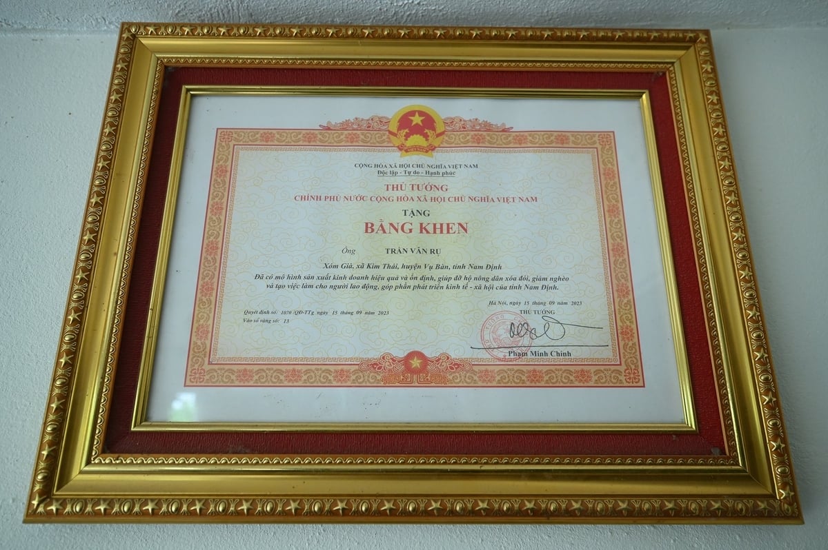 Sertifikat Penghargaan dari Perdana Menteri yang diberikan kepada Bapak Tran Van Ru pada tahun 2023. Foto: Tung Dinh. Bằng khen của Thủ tướng tặng anh Trần Văn Rụ năm 2023. Ảnh: Tùng Đinh.