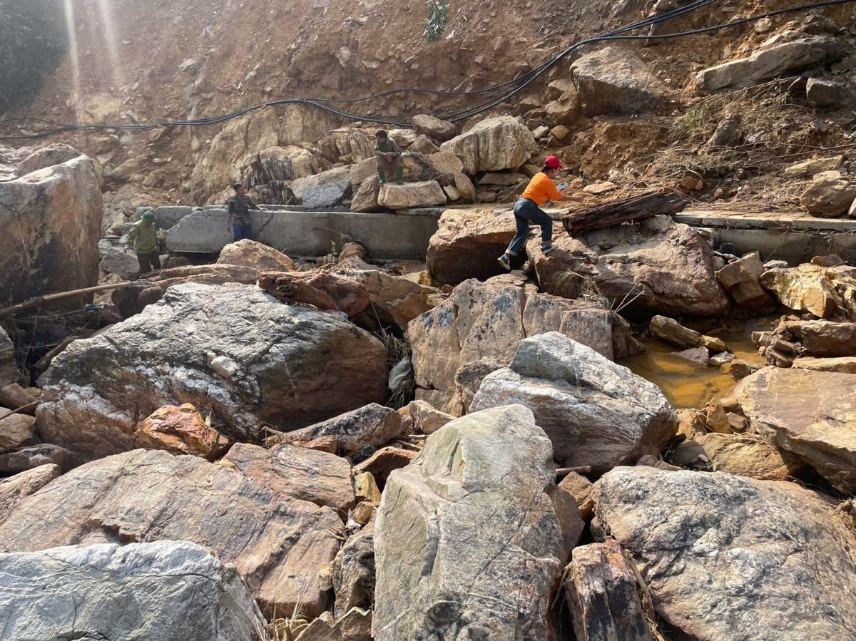 Nhiều công trình thủy lợi bị hư hỏng nghiêm trọng do mưa lũ. Ảnh: Thanh Tiến.