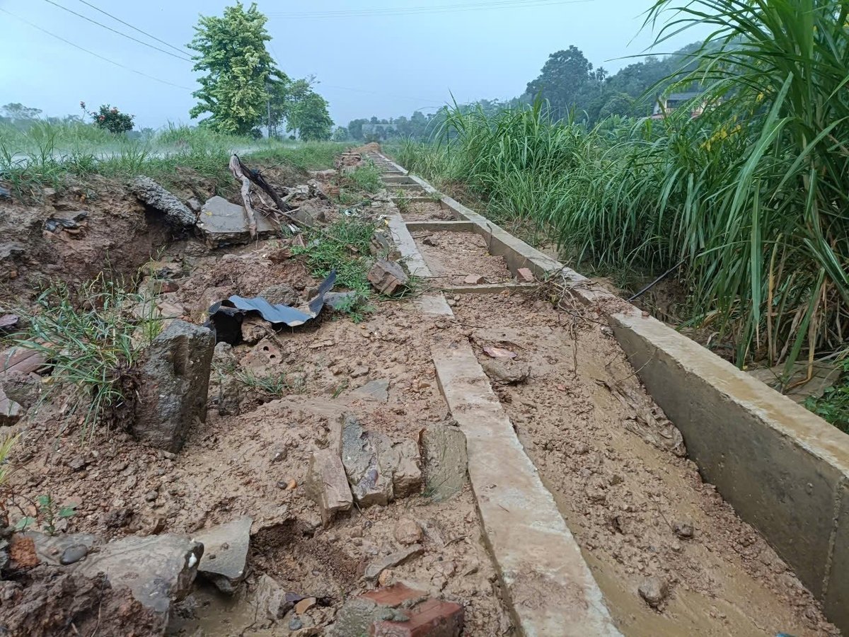 Nhiều tuyến kênh mương bị đất đá vùi lấp. Ảnh: Thanh Tiến.