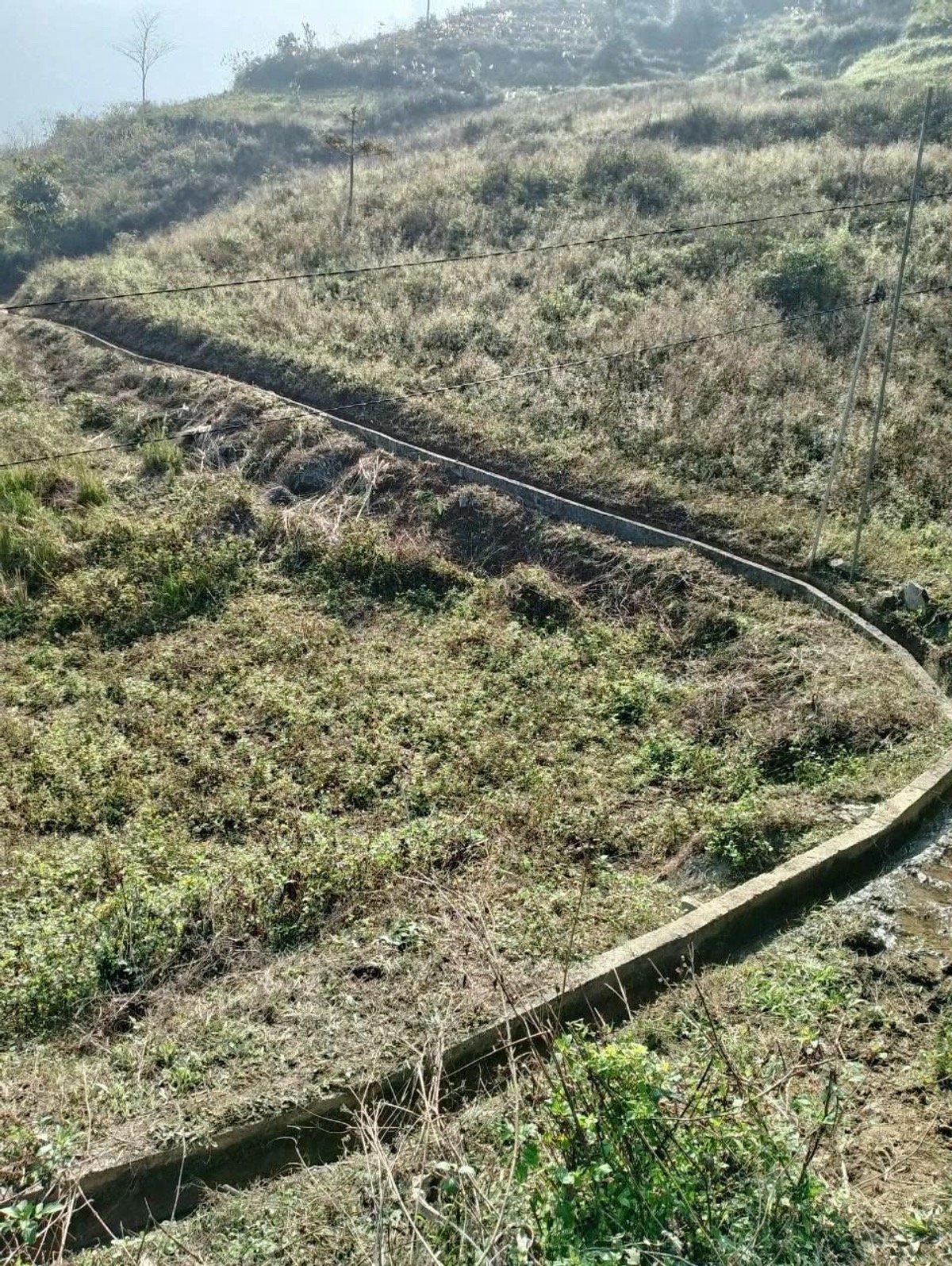 Bac Ha មានប្រឡាយប្រវែង ១៤៦,៧ គីឡូម៉ែត្រ ធានាបាននូវប្រភពទឹកប្រកបដោយស្ថិរភាព និងនិរន្តរភាពសម្រាប់ផលិតកម្មកសិកម្ម។ រូបថត៖ Bich Hop។ Bắc Hà có 146,7 km kênh mương đảm bảo nguồn nước phục vụ sản xuất nông nghiệp ổn định, bền vững. Ảnh: Bích Hợp.