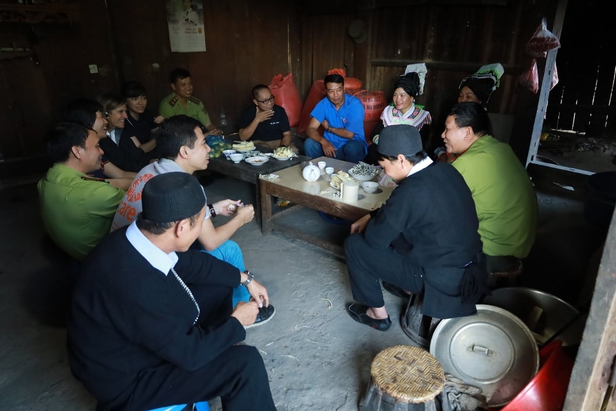 موظفو مشروع CARE وحراس غابات مقاطعة لاي تشاو يتحدثون مع السكان المحليين. تصوير: دوك بينه. Các cán bộ dự án CARE cùng lực lượng kiểm lâm tỉnh Lai Châu trò chuyện với người dân. Ảnh: Đức Bình.