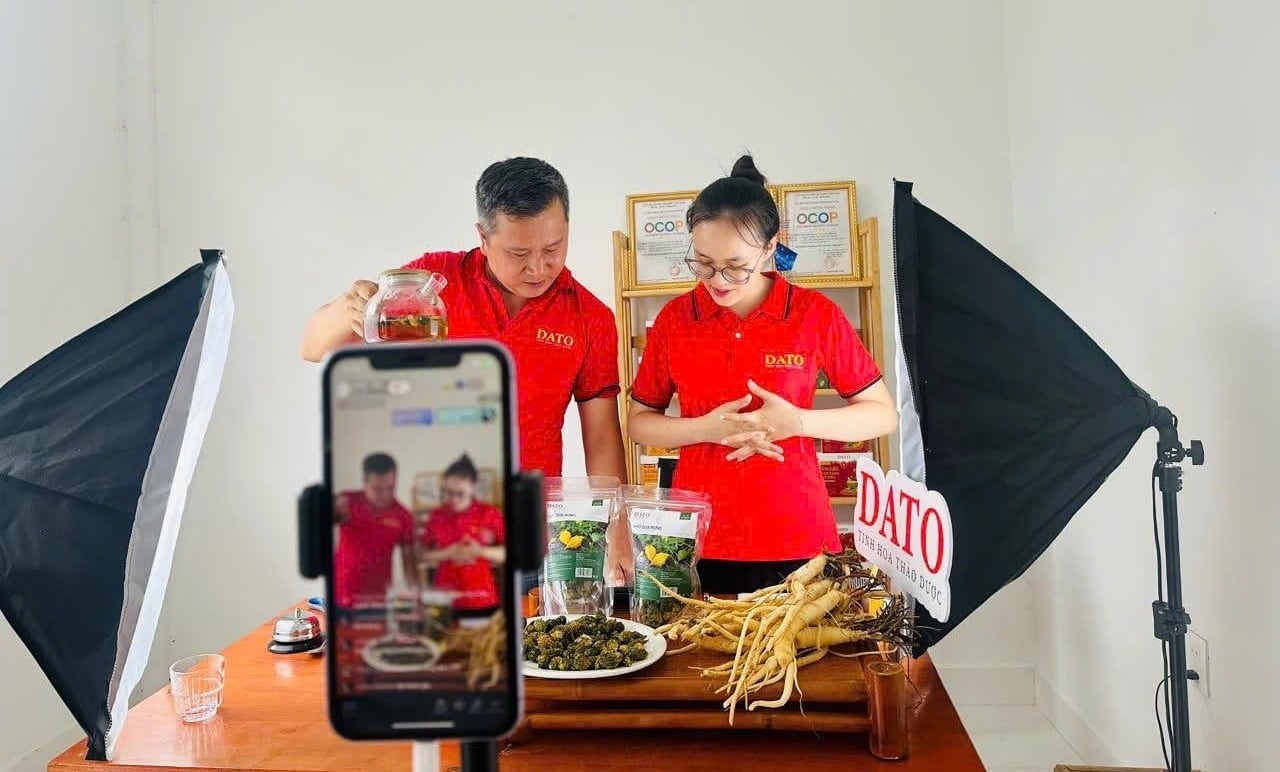 ວິສາຫະກິດ ແລະ ສະຫະກອນຫລາຍແຫ່ງຢູ່ ກວາງຫງາຍ ໄດ້ສຸມໃສ່ການຂາຍຢູ່ໃນເວທີ e-commerce ແທນທີ່ຈະເປັນການຂາຍແບບດັ້ງເດີມ. ພາບ: L.K.