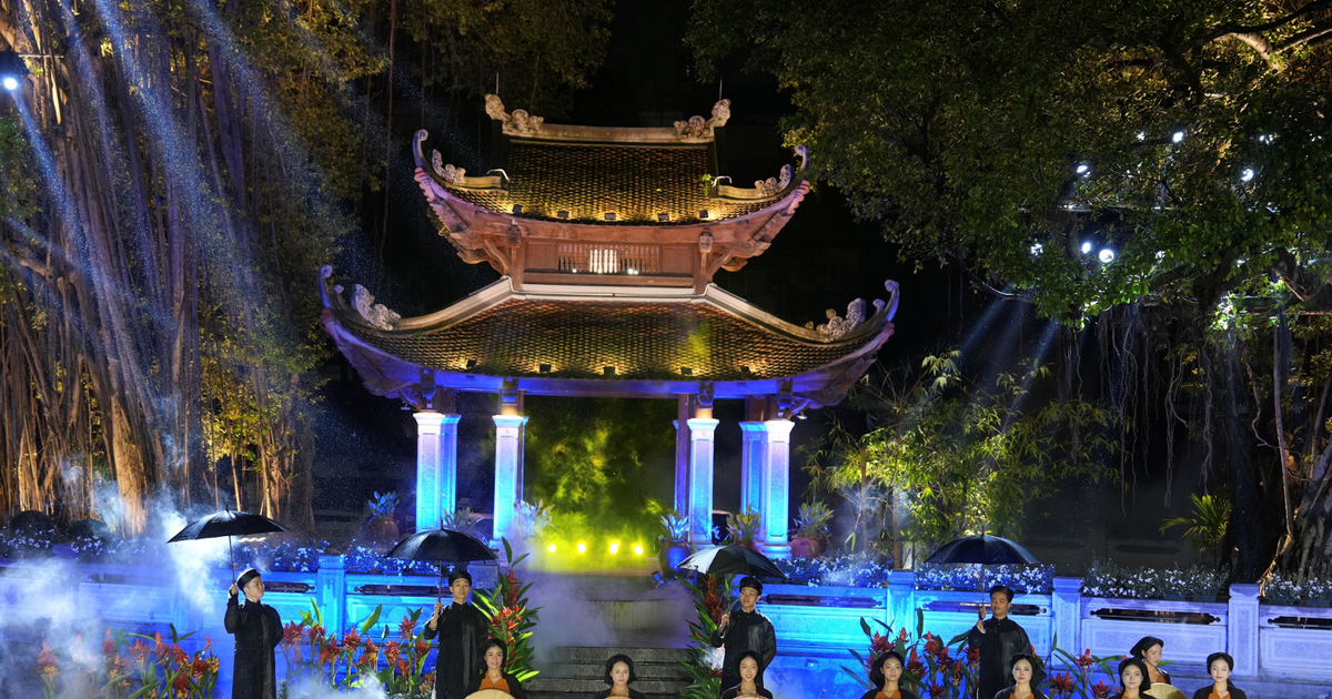 Áo dài Việt thắp sáng Văn Miếu đêm di sản