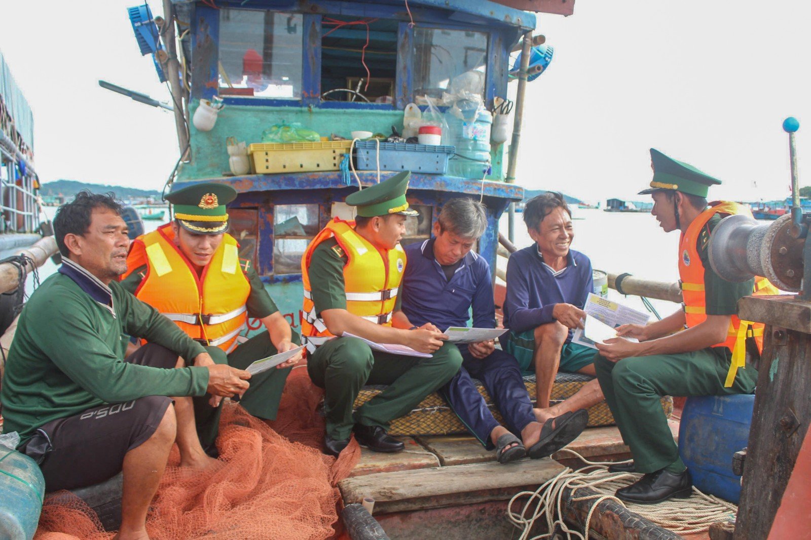 アンザン省の軍隊は積極的に行動し、あらゆる状況に対応する準備ができています。