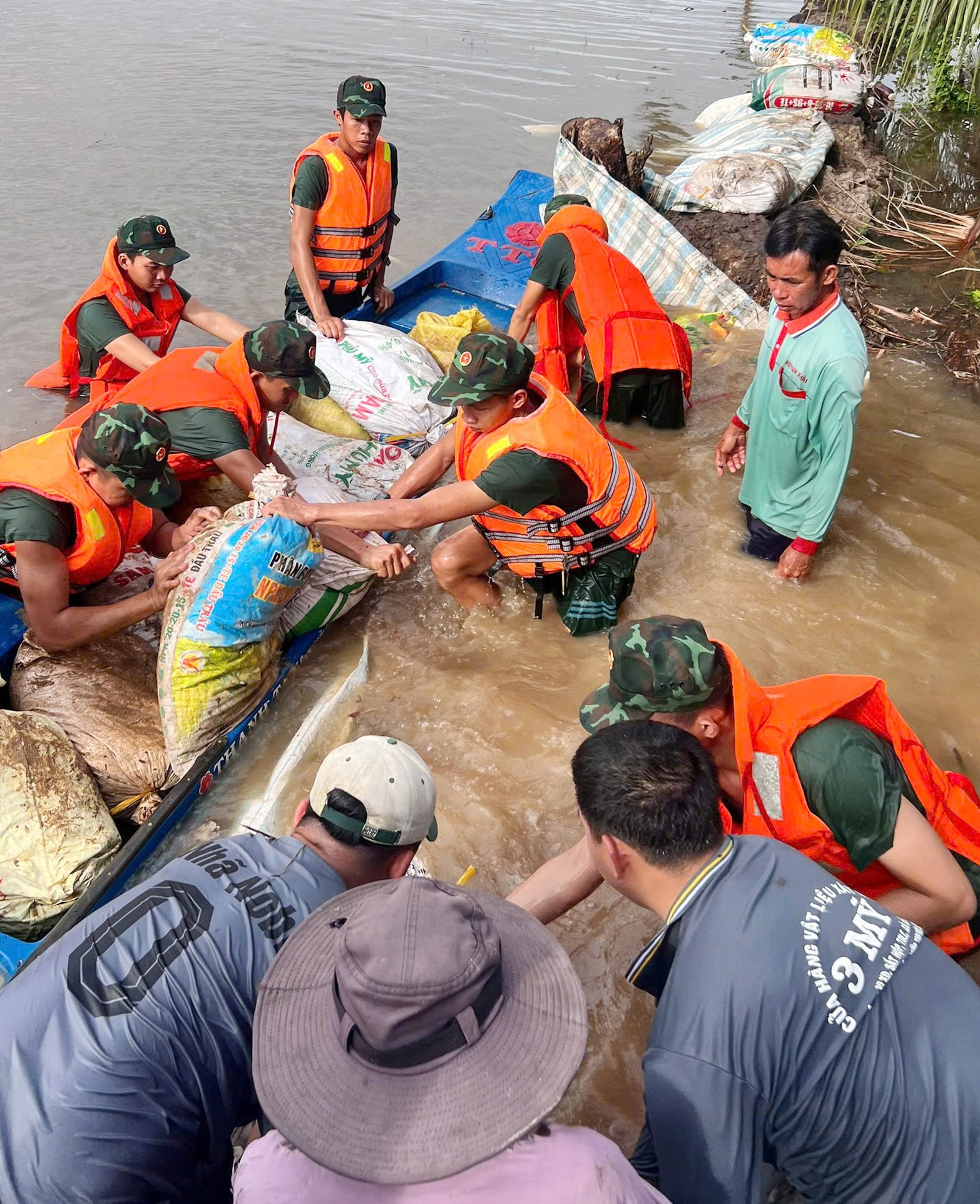 アンザン省の軍隊は積極的に行動し、あらゆる状況に対応する準備ができています。
