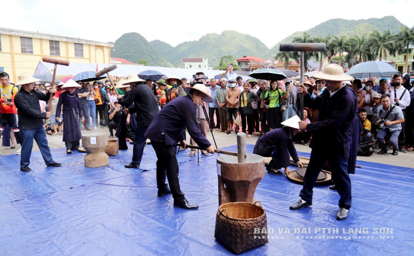 អ្នក​ទេសចរ​ចូល​រួម​ក្នុង​ការ​ប្រកួត​វាយ​ស្រូវ​ដោយ​ប្រើ​ឧបករណ៍​បុរាណ​ក្នុង​ពិធីបុណ្យ​ទេសចរណ៍។