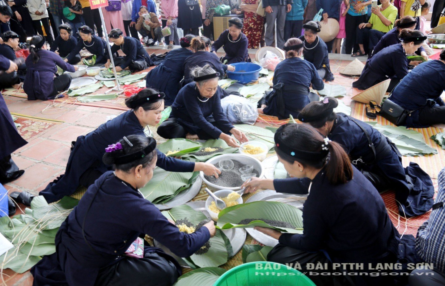 ភ្ញៀវ​ទេសចរ​ចូល​រួម​ក្នុង​ការ​ប្រកួត​រុំ​ជុង​ខ្មៅ​ក្នុង​ពិធីបុណ្យ​ទេសចរណ៍។