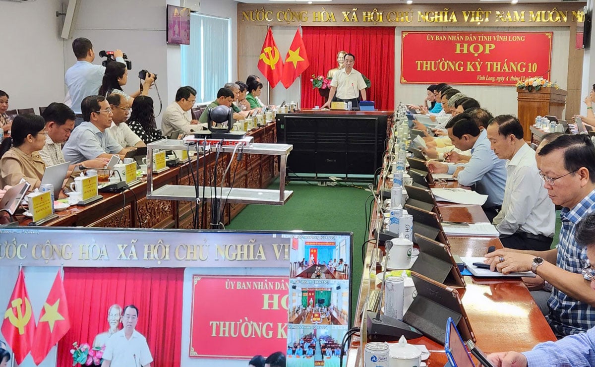 អនុលេខាគណៈកម្មាធិការបក្សខេត្ត ប្រធានគណៈកម្មាធិការប្រជាជនខេត្ត Vinh Long - Lu Quang Ngoi បានធ្វើជាប្រធានកិច្ចប្រជុំប្រចាំខែតុលា។