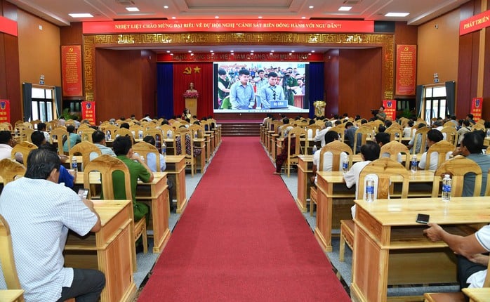 Trao cờ Tổ quốc tại chương trình “Cảnh sát biển đồng hành với ngư dân” - Ảnh 1.