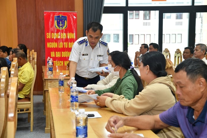 Trao cờ Tổ quốc tại chương trình “Cảnh sát biển đồng hành với ngư dân” - Ảnh 2.