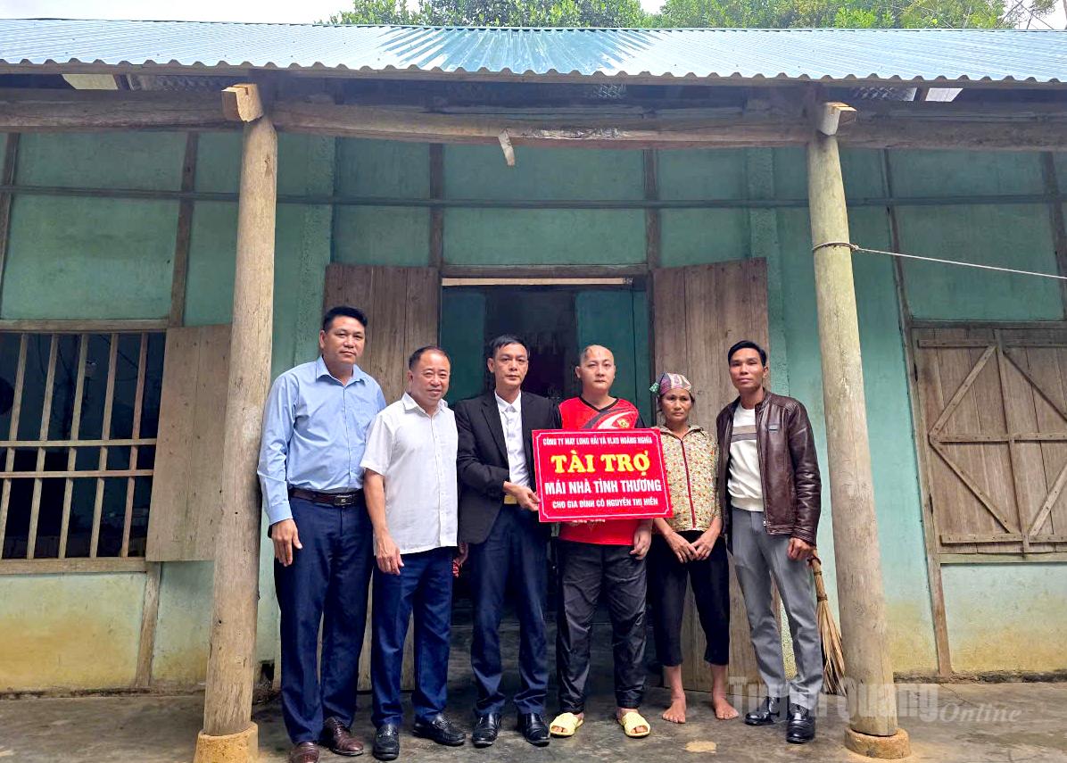 តំណាងអ្នកឧបត្ថម្ភក្រុមហ៊ុន Long Hai Garment និងហាងលក់សម្ភារៈសំណង់ Hoang Nghia នាំយកអំណោយឧបត្ថម្ភដល់គ្រួសារលោកស្រី Nguyen Thi Hien ភូមិ Va ឃុំ Bach Xa។