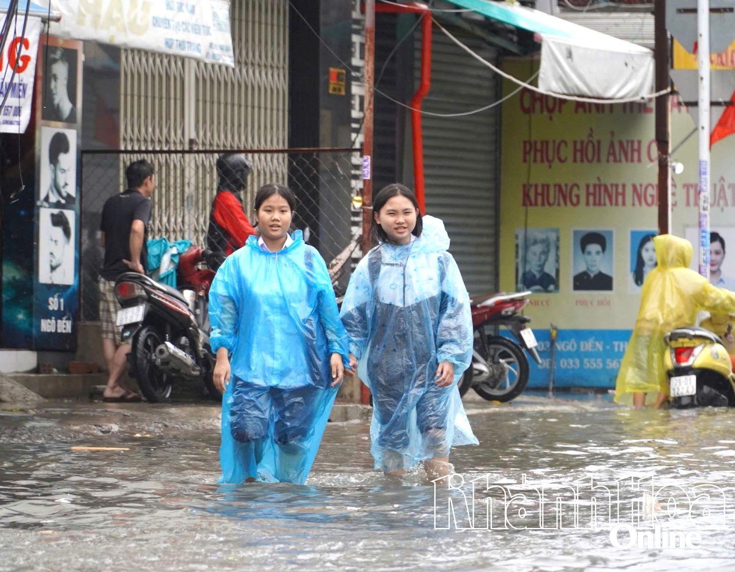 Ploaia de la mijlocul lunii octombrie 2025 a inundat unele drumuri din provincie, îngreunând deplasarea studenților.