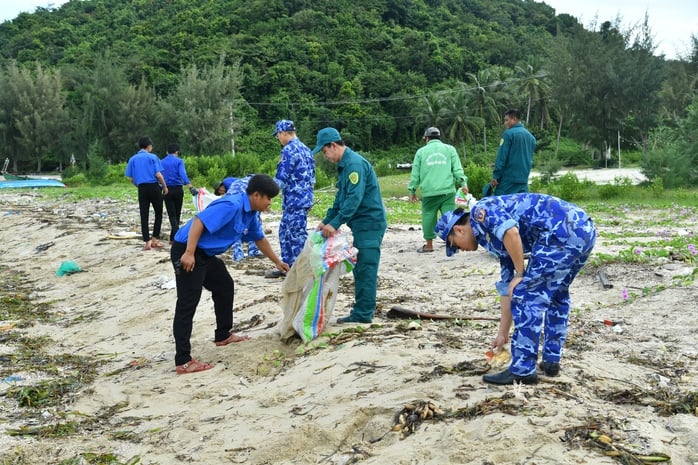 Trao cờ Tổ quốc tại chương trình “Cảnh sát biển đồng hành với ngư dân” - Ảnh 7.