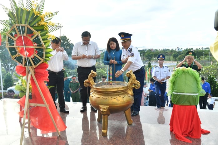 Trao cờ Tổ quốc tại chương trình “Cảnh sát biển đồng hành với ngư dân” - Ảnh 9.